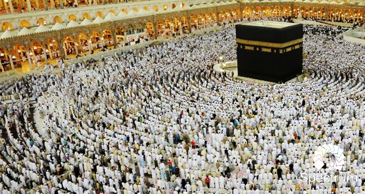 Muslim men praying in Mecca